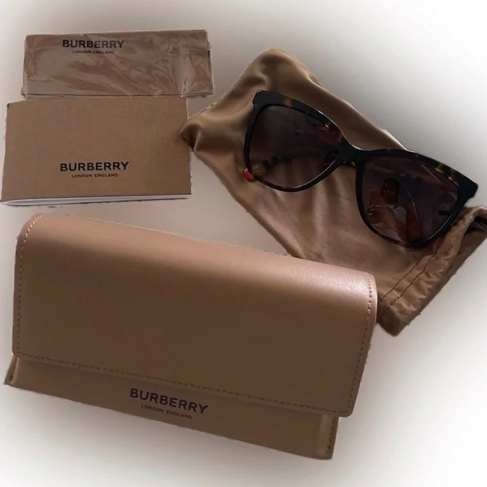 Burberry Sunglasses NWOT - Picture 2 of 16